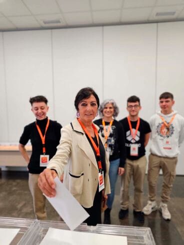 Rosa Vila, candidata de Compromís Teulada Moraira, ejerciendo su derecho a voto