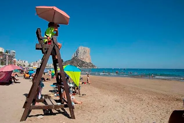 Todo listo para la temporada de playa en Calp: se amplían el servicio de socorrismo y los horarios 1 Imagen: Servicio de socorrismo en las playas de Calp temporada 2023