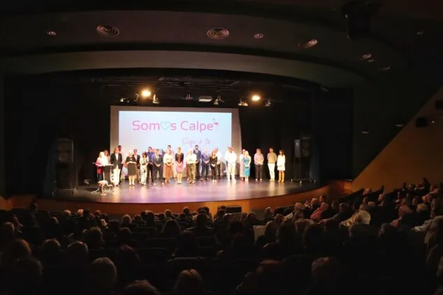 El Auditorio de Calp lleno arropa la presentación de la candidatura de Somos Calpe 1 Imagen: Somos Calpe en la presentación de su candidatura en el auditorio de Calp