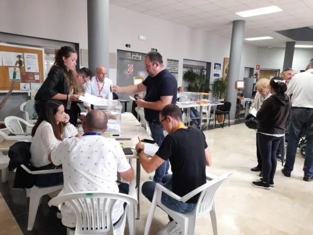 Imagen: Un ciudadano ejerciendo su derecho a voto en el Verger 28M