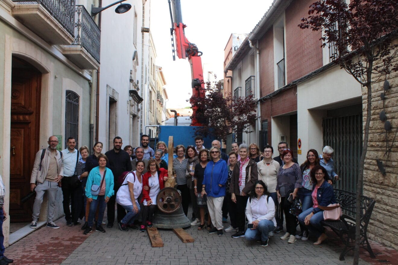 Vecinos de Ondara con la campana