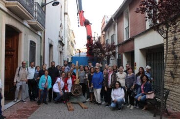 Vecinos de Ondara con la campana