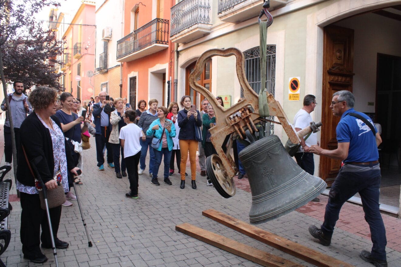 Vecinos de Ondara observan la retirada de la campana 'María'