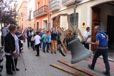 Vecinos de Ondara observan la retirada de la campana ‘María’
