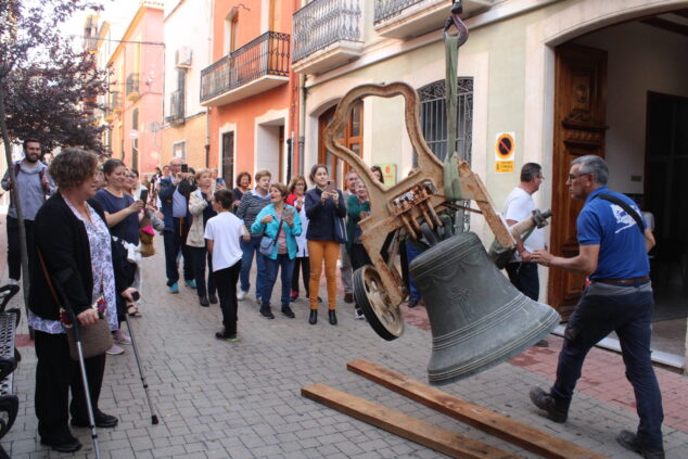 Imagen: Vecinos de Ondara observan la retirada de la campana 'María'