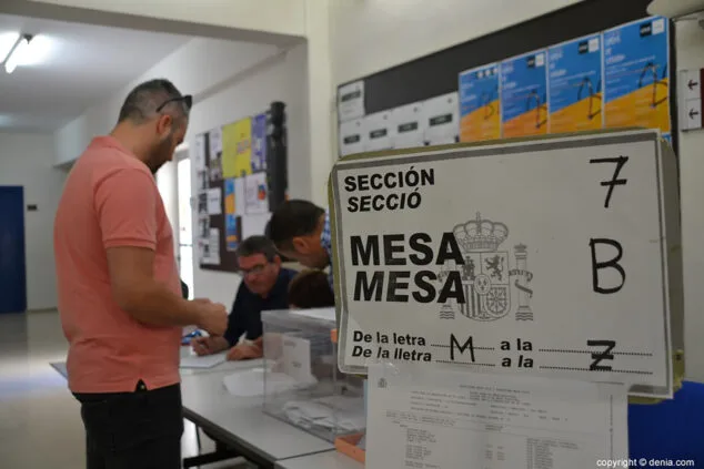 Los dos pueblos de la Marina Alta que menos acuden a votar a las urnas 1 Imagen: Votante en las elecciones municipales de Dénia en 2019