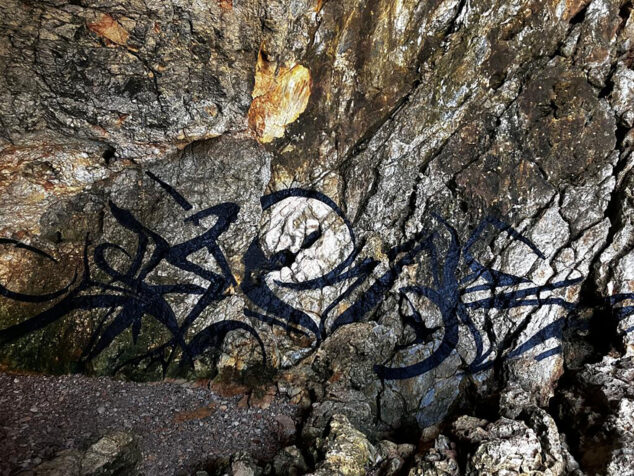 Imagen: Actos vandálicos en la Cova dels Arcs de Benitatxell 03