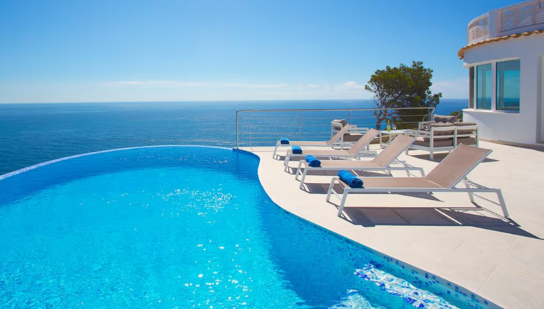 Alquiler vacacional con infinity pool en Aguila Rent a Villa