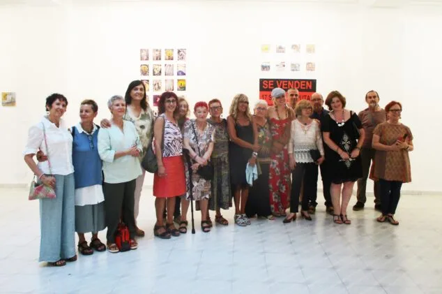 Imagen: Alumnos de la Escola Plàstica de Gata de Gorgos en la inauguración