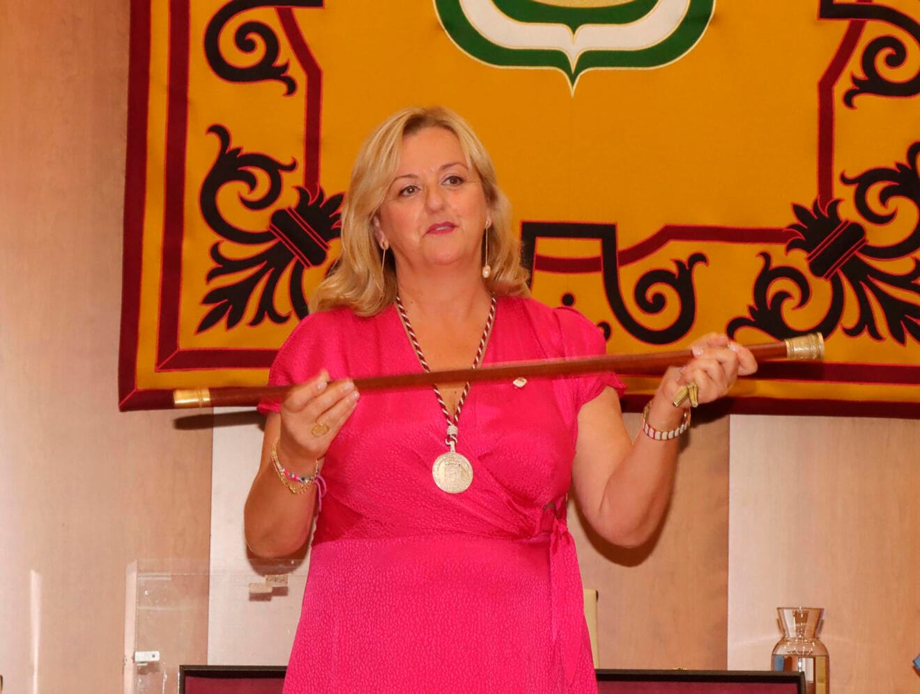 Ana Sala con la vara de mando renovando la Alcaldía de Calp en la legislatura 2023-2027