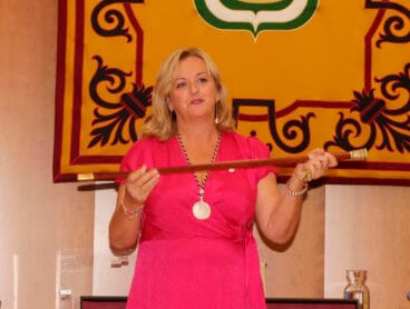 ana sala con la vara de mando renovando la alcaldia de calp en la legislatura 2023 2027