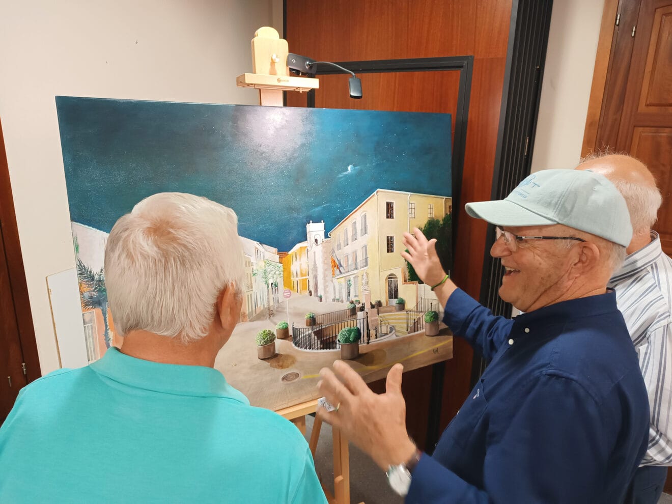 ngel Lozano González (derecha) explicando su obra