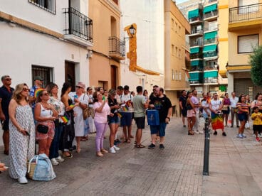 Asistentes a la lectura del manifiesto por el Día del Orgullo calpino