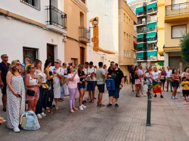 Asistentes a la lectura del manifiesto por el Día del Orgullo calpino