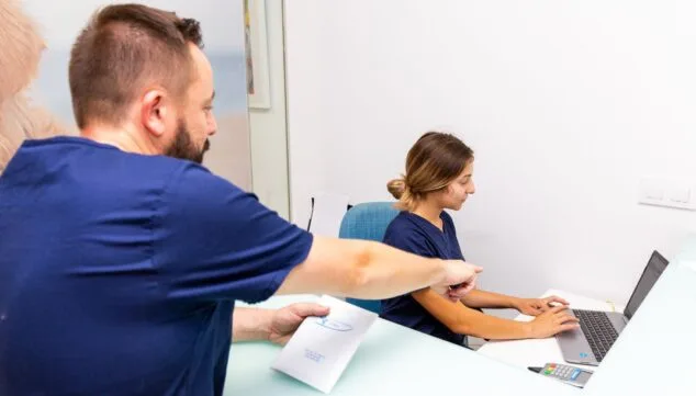Kundenservice am Schalter der Tierklinik Denia