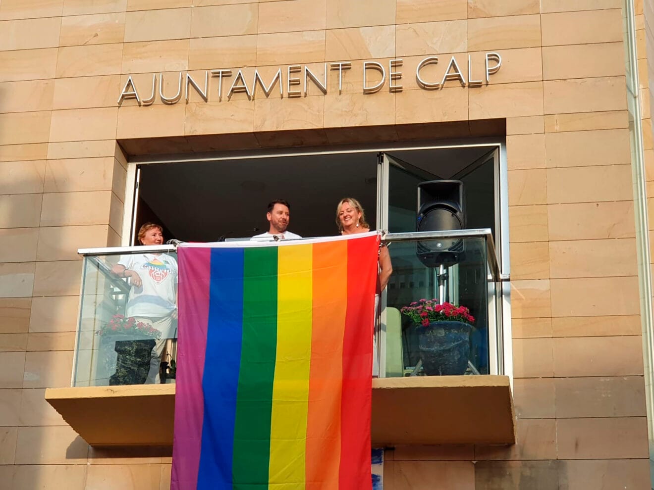 Bandera arcoíris por el Día del Orgullo LGTBIQ+ en el Ayuntamiento de Calp