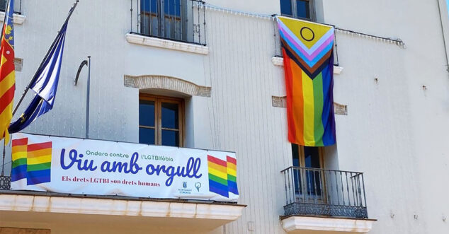 Imagen: Bandera y pancarta por el Orgullo en el ayuntamiento de Ondara