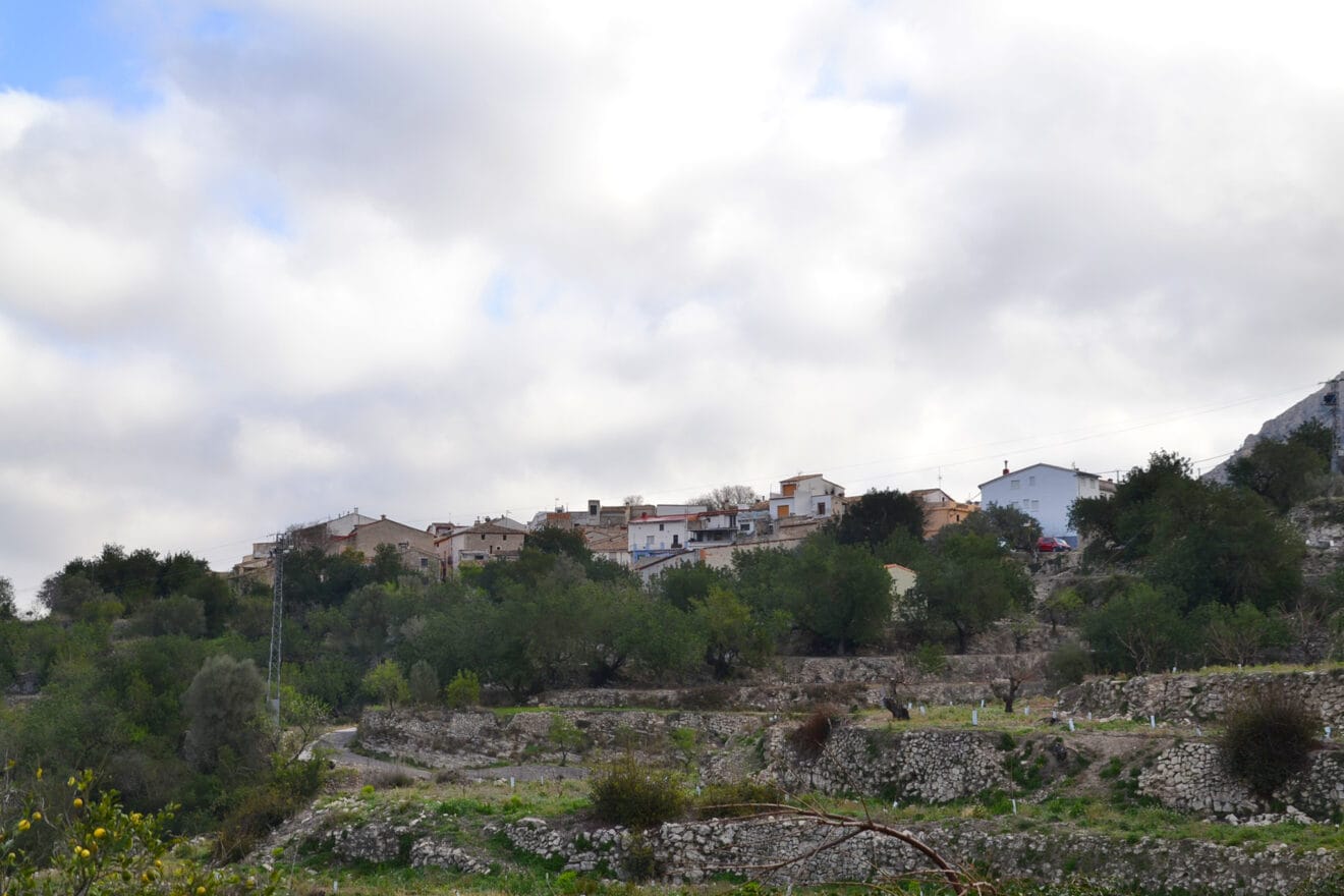 Campos frente a Benirrama en la Vall de Gallinera