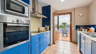 Cocina abierta completamente equipada