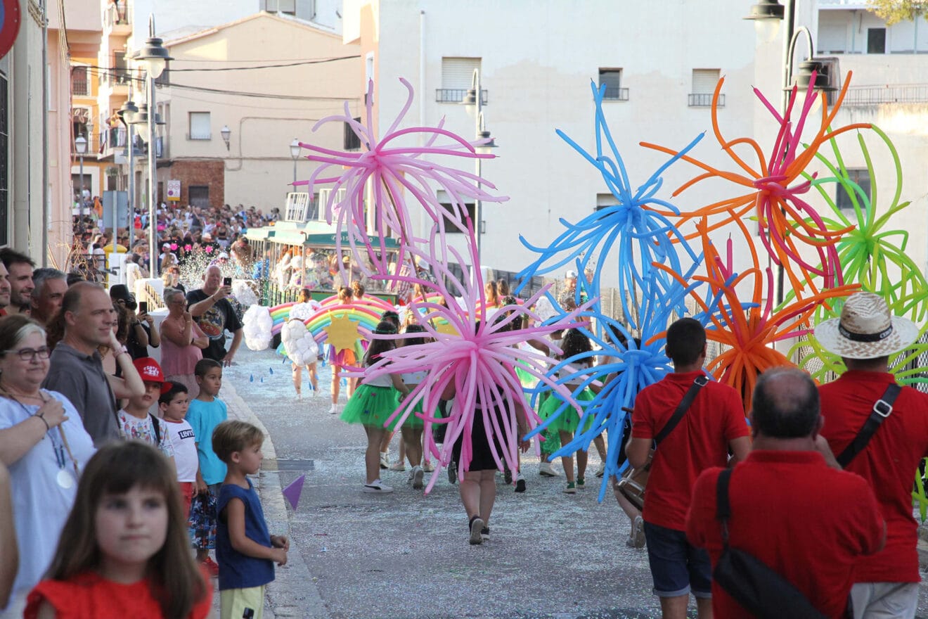 Comparsa en el desfile de carrozas de Gata de Gorgos de las fiestas de 2022