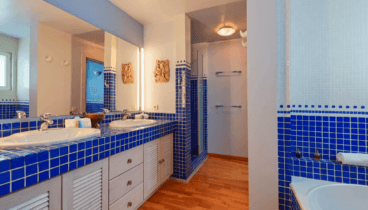 Cuarto de baño con bañera y ducha