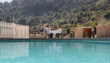desayuna en la amplia terraza junto a la piscina
