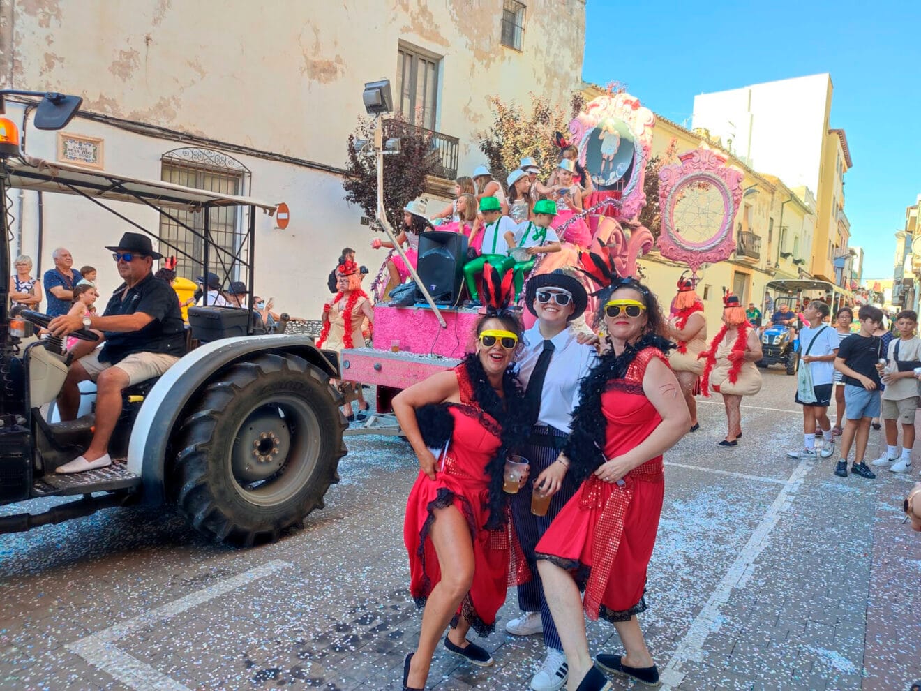 Desfile de carrozas, comparsas y cavalcadures de las fiestas de la Soledat de Ondara en 2022