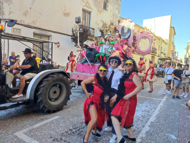 Imagen: Desfile de carrozas, comparsas y cavalcadures de las fiestas de la Soledat de Ondara en 2022