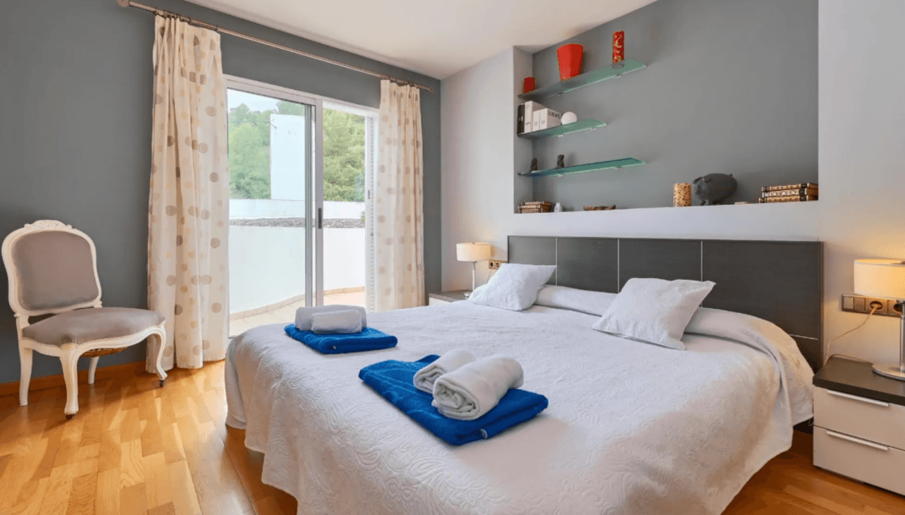 Dormitorio con cama doble de matrimonio