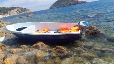 embarcacion ilegal en la cala la barraca archivo