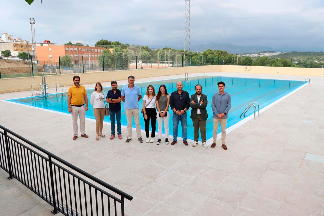 Equipo de gobierno de Teulada Moraira en el anuncio de la apertura de la piscina municipal