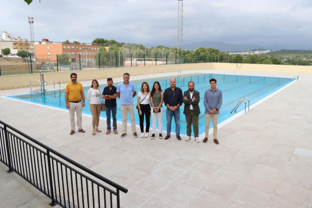 Imagen: Equipo de gobierno de Teulada Moraira en el anuncio de la apertura de la piscina municipal