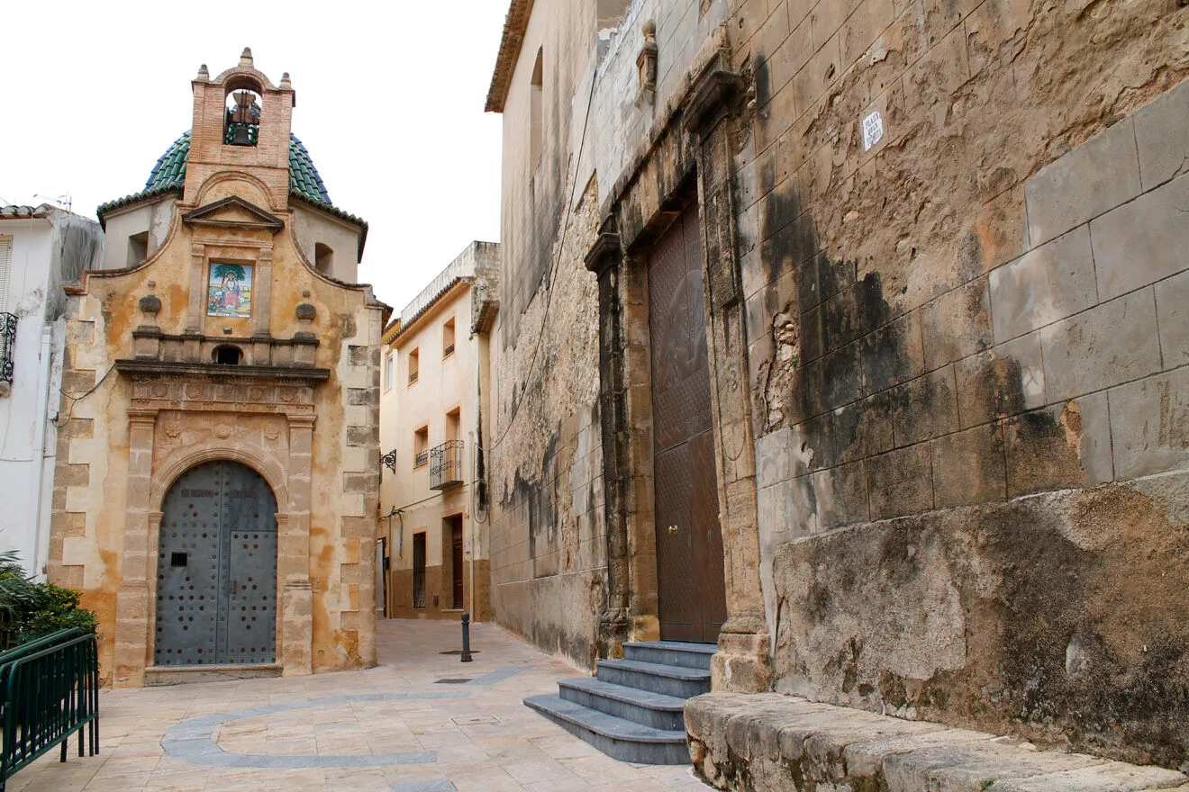 Ermita de la Divina Pastora junto a la iglesia Santa Catalina Mártir de Teulada dentro del BIC
