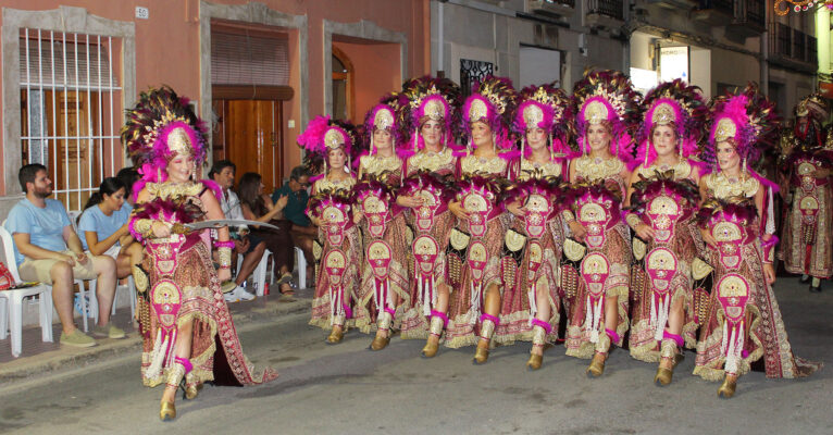 Escuadra de mujeres de la filà Abencerrajes del Verger en el desfile de gala de 2022