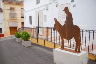 Escultura de hierro ‘Hombre sobre burro’