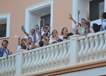 Festeros en 2015 en el pregón de fiestas en el balcón del Ayuntamiento del Verger – Héctor Fornés Perelló