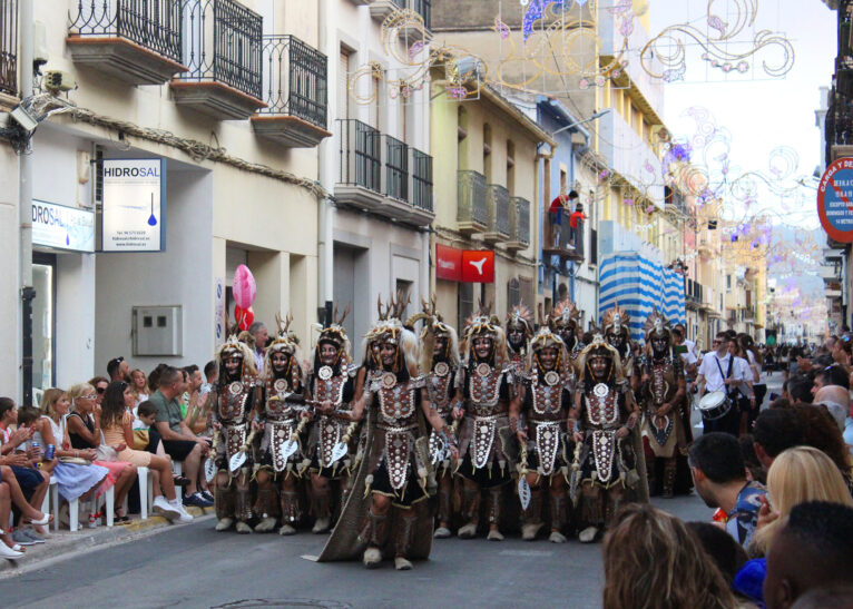 Filà Guerrers de la Creu en el gran desfile de Moros y Cristianos del Verger 2022