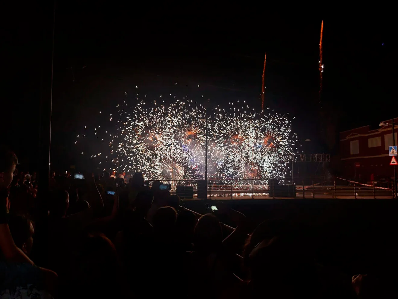 Final del correfoc en El Verger sobre el riu Girona en 2022
