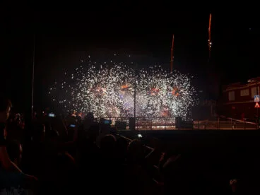 Final del correfoc en El Verger sobre el riu Girona en 2022