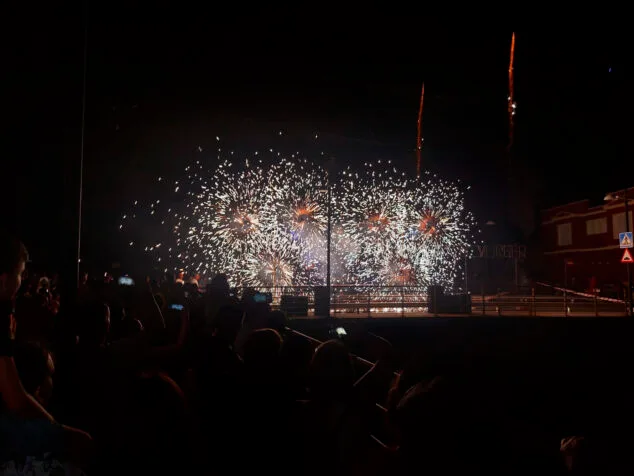 Imagen: Final del correfoc en El Verger sobre el riu Girona en 2022