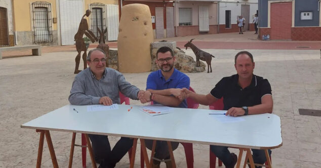 Imagen: Firma del acuerdo de gobierno entre Compromís Els Poblets, Proyecto Residentes Els Poblets y Vivim Els Poblets