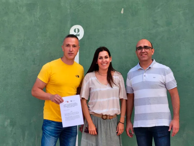Imagen: Firma del convenio entre el Ayuntamiento de Ondara y la Federación de Pilota Valenciana