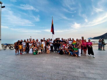 Foto de grupo de los asistentes a la marcha por el Día del Orgullo LGTBIQ+ en Calp