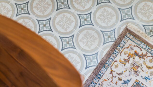 Installation von trendigen hydraulischen Bodenbelägen bei Hausrenovierungen durch Juan Vilar Constructions in Xabia