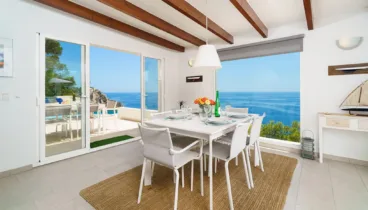 Interior con vistas al mar en casa de vacaciones Aguila Rent a Villa