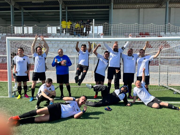 Jugadores del Sibari celebrando la victoria