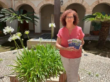 la concejala ma carmen velazquez presentando la guia