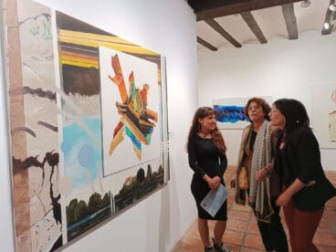 La ganadora con las regidoras Merxe Bolta y Laura Castellà