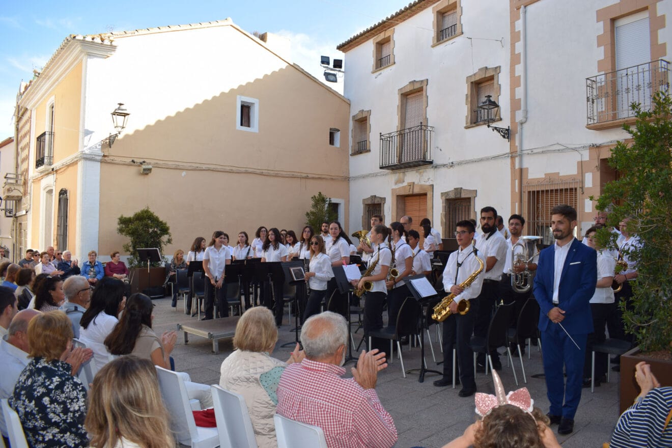 Manu Romero, director, y la banda de música del Poble Nou de Benitatxell