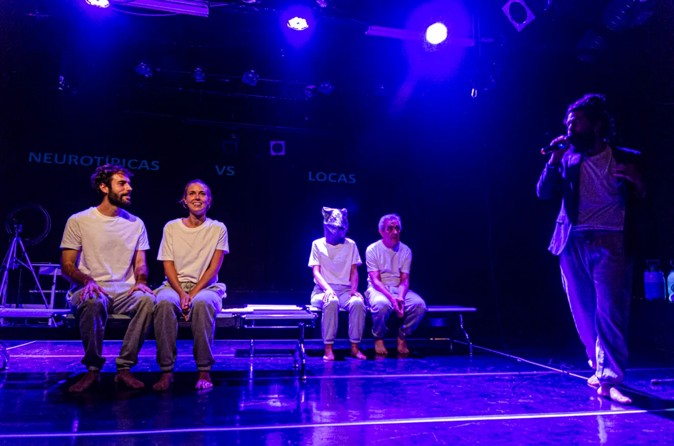 Momento de la obra de teatro 'Contención mecánica' - Corina López de Sousa